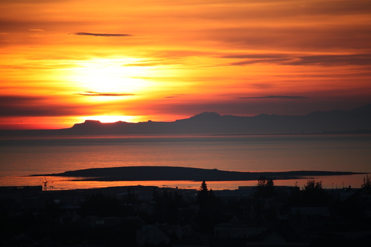 Sonnenuntergang kurz vor Mittwernacht in Reykjavík