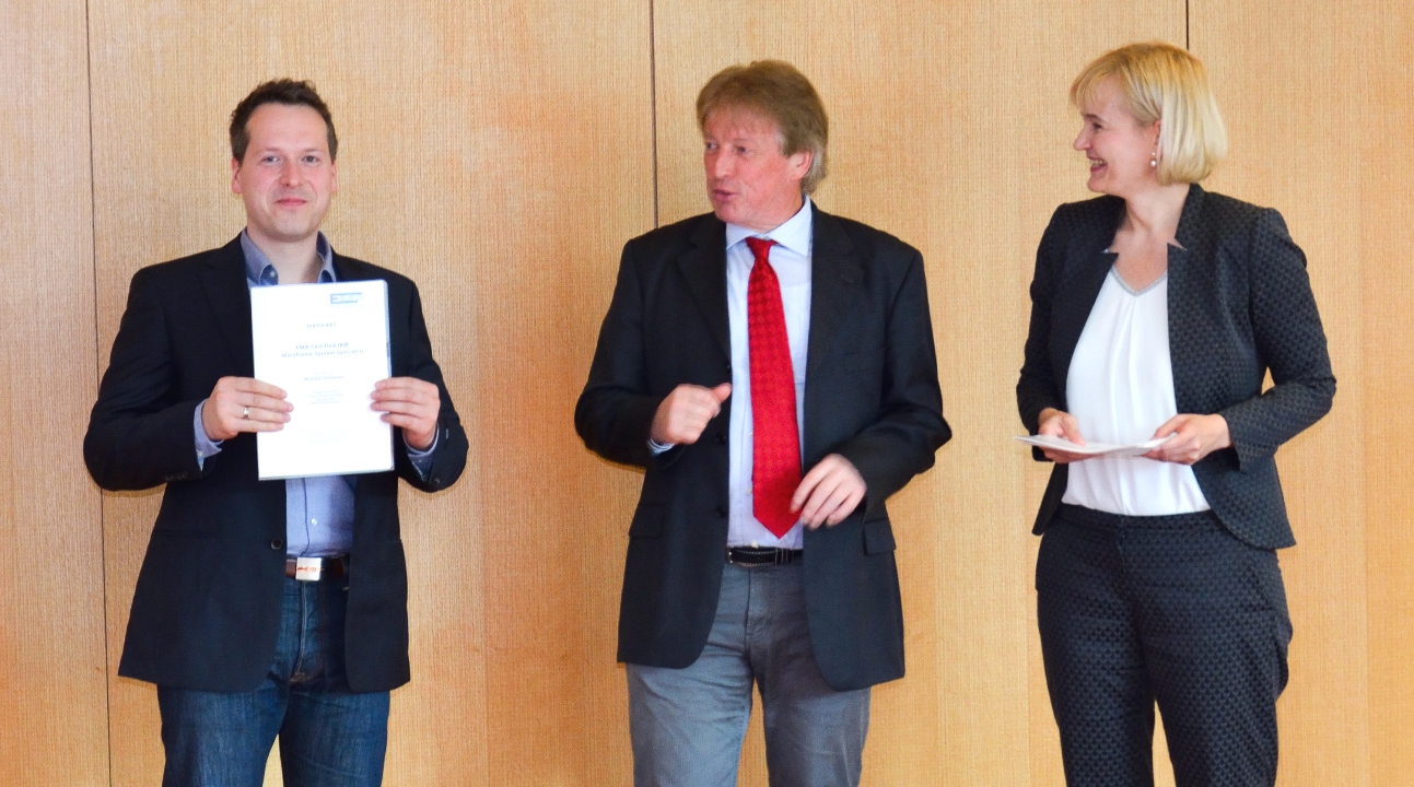 Michael Jünemann erhäalt das Zertifikat zum "EMA IBM Mainframe Specialist. Mitte: , rechts: Gitta Demohn Geschäftsfühererin von FI-TS 